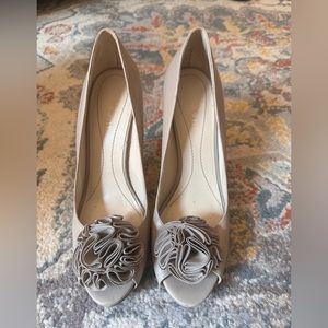 Nine West size 10 peep toe grey/beige stiletto pump with floral Pom detail.
